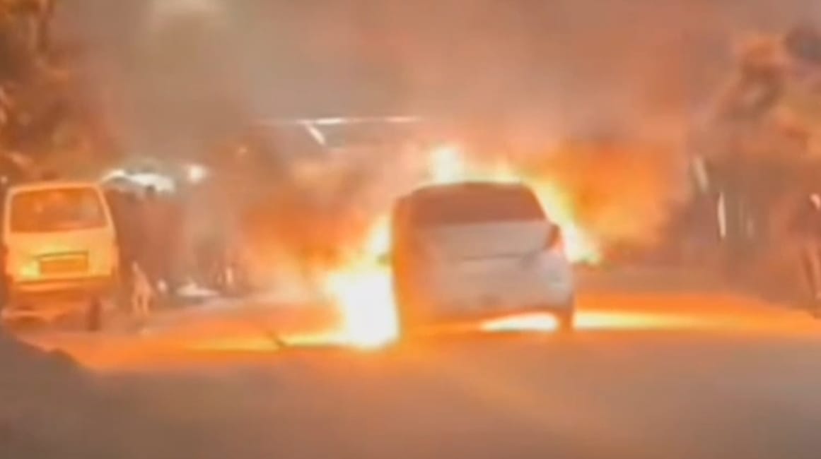 जालौन में चलती कार में अचानक लगी आग, बाल-बाल बचे सवार