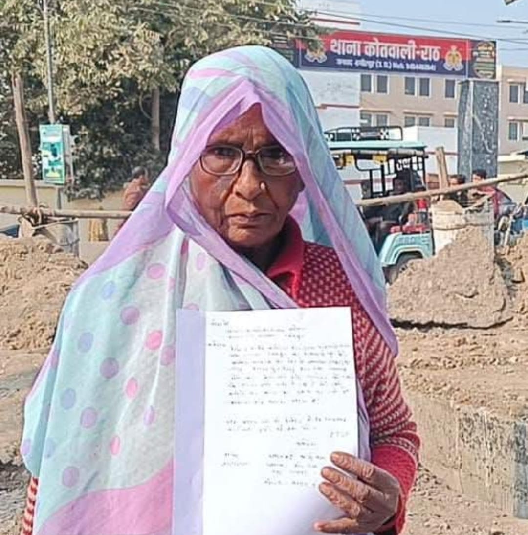 बेवा महिला ने दो देवरों पर पेड़ काटकर बेचने का आरोप, कोतवाली में दी तहरीर