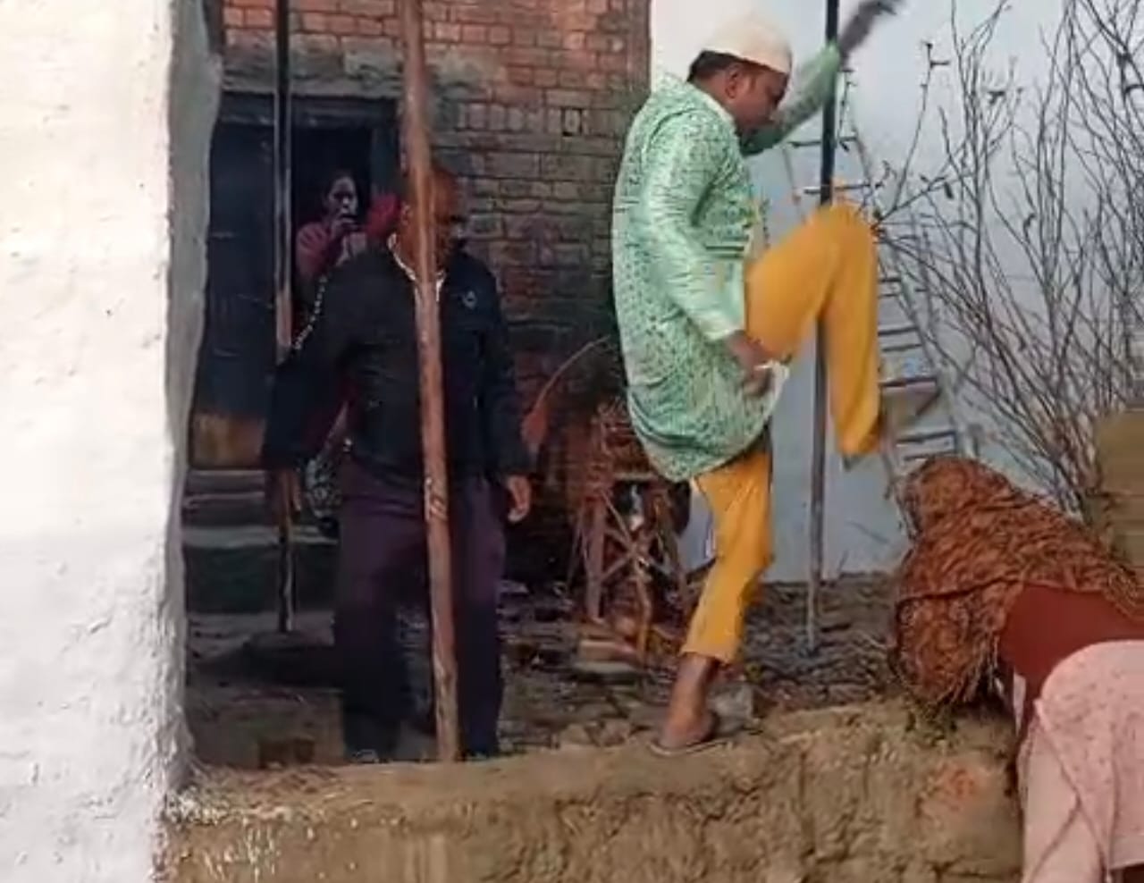 महिला पर लात से किया वार , महिला गिरी दूर,, नारी उत्पीड़न पर जीता जगता नज़ारा