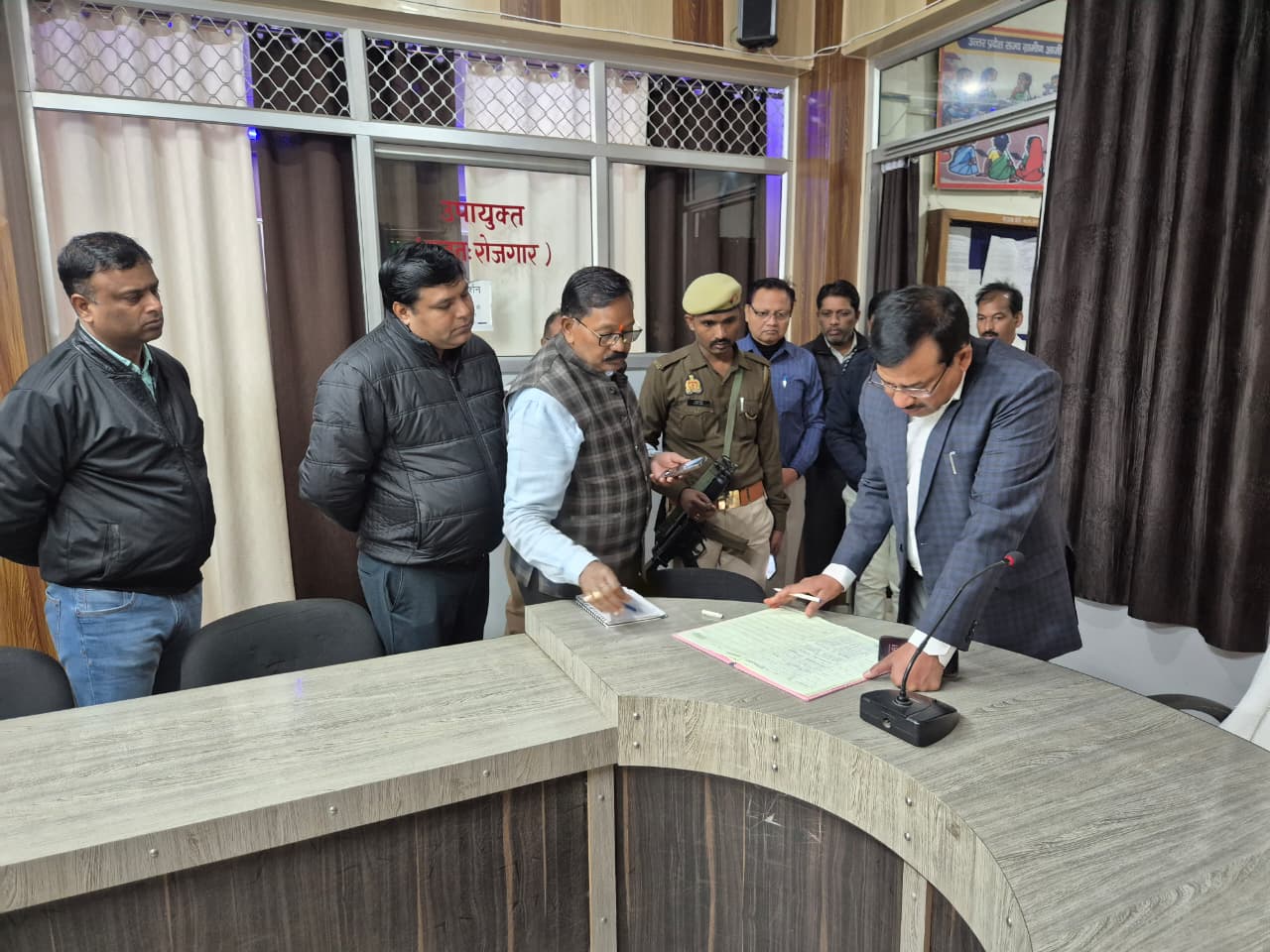 डीएम का औचक निरीक्षण, लापरवाह अफसरों पर कड़ा एक्शन