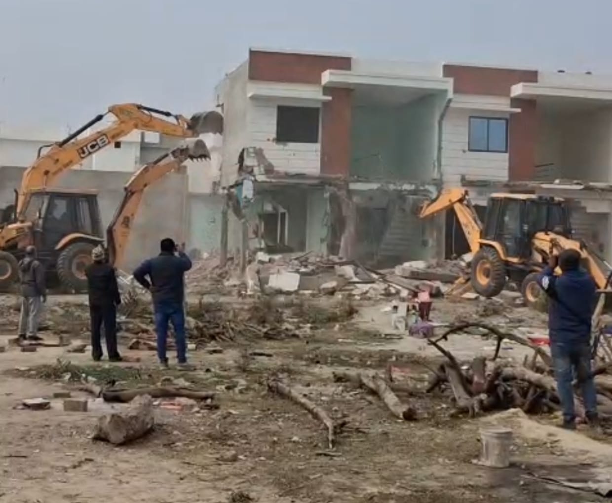  लखनऊ: अमौसी एयरपोर्ट के पीछे अवैध कॉलोनी पर LDA का बुलडोजर, 21 रो-हाउस ध्वस्त