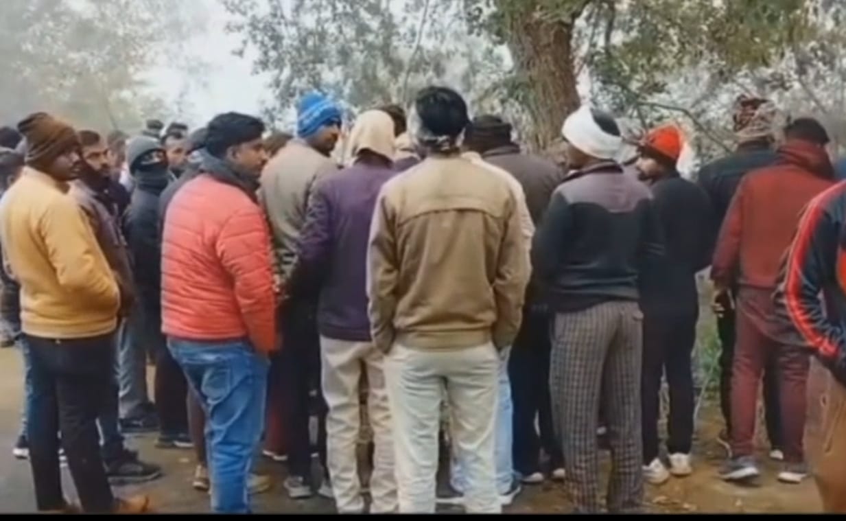 लापता युवक का सड़क किनारे खंती में मिला शव, हत्या या हादसा-इलाके में दहशत