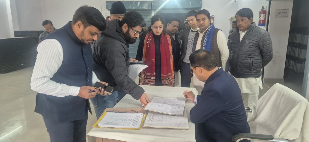 राजनीतिक दलों की मौजूदगी में लॉगबुक, सीसीटीवी और कंट्रोल सेंटर की जांच