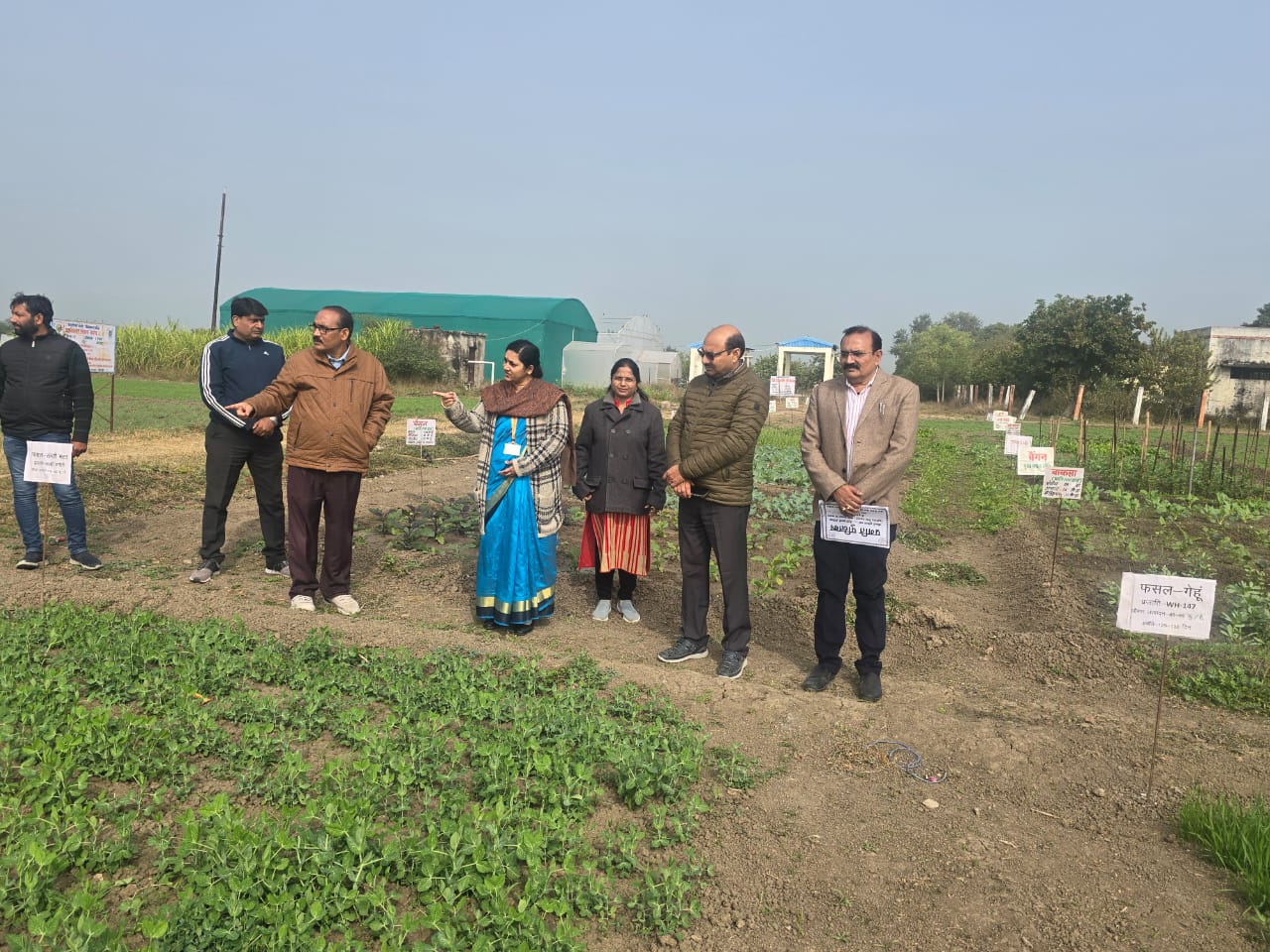  वित्त मंत्रालय की डायरेक्टर भूमिका वर्मा ने किया कृषि विज्ञान केंद्र व हस्त कागज उद्योग का निरीक्षण
