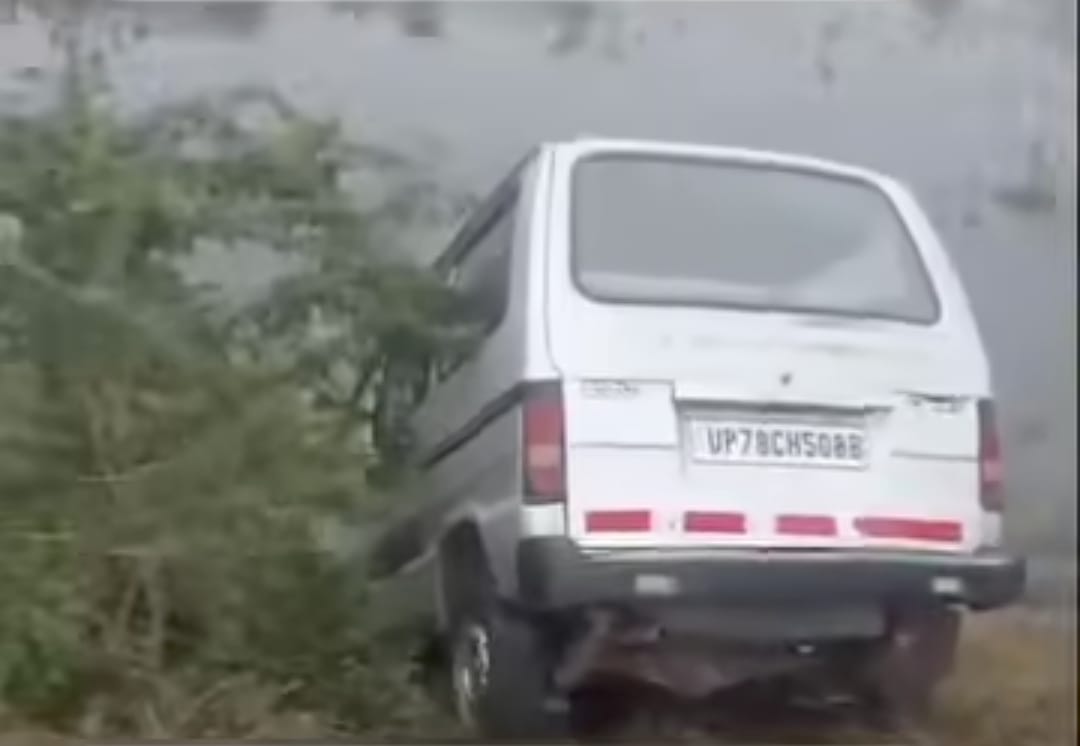 लहरा मार्ग पर घने कोहरे के चलते ओमनी वाहन सड़क से नीचे गिरा, बड़ा हादसा टला