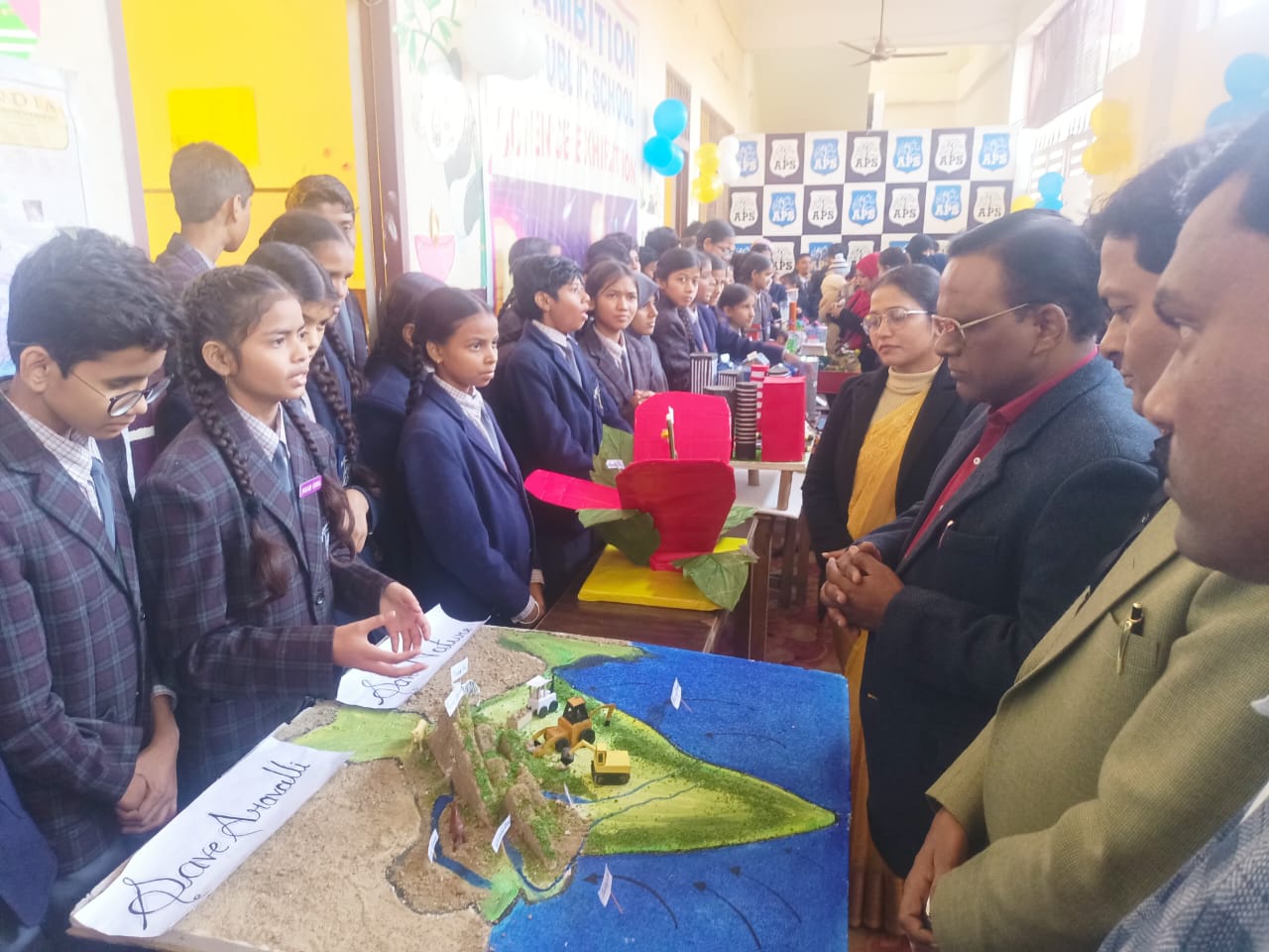 एम्बिशन पब्लिक स्कूल में एक दिवसीय ‘वार्षिक विज्ञान प्रदर्शनी–2025’ का भव्य आयोजन