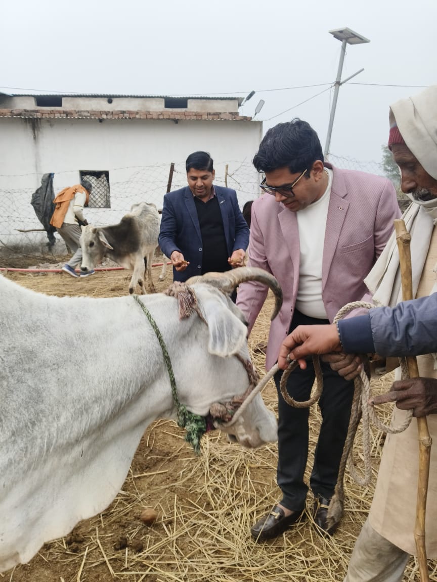जिलाधिकारी घनश्याम मीणा ने पत्नी अनीता यादव के साथ कुंडौरा गौशाला का किया निरीक्षण