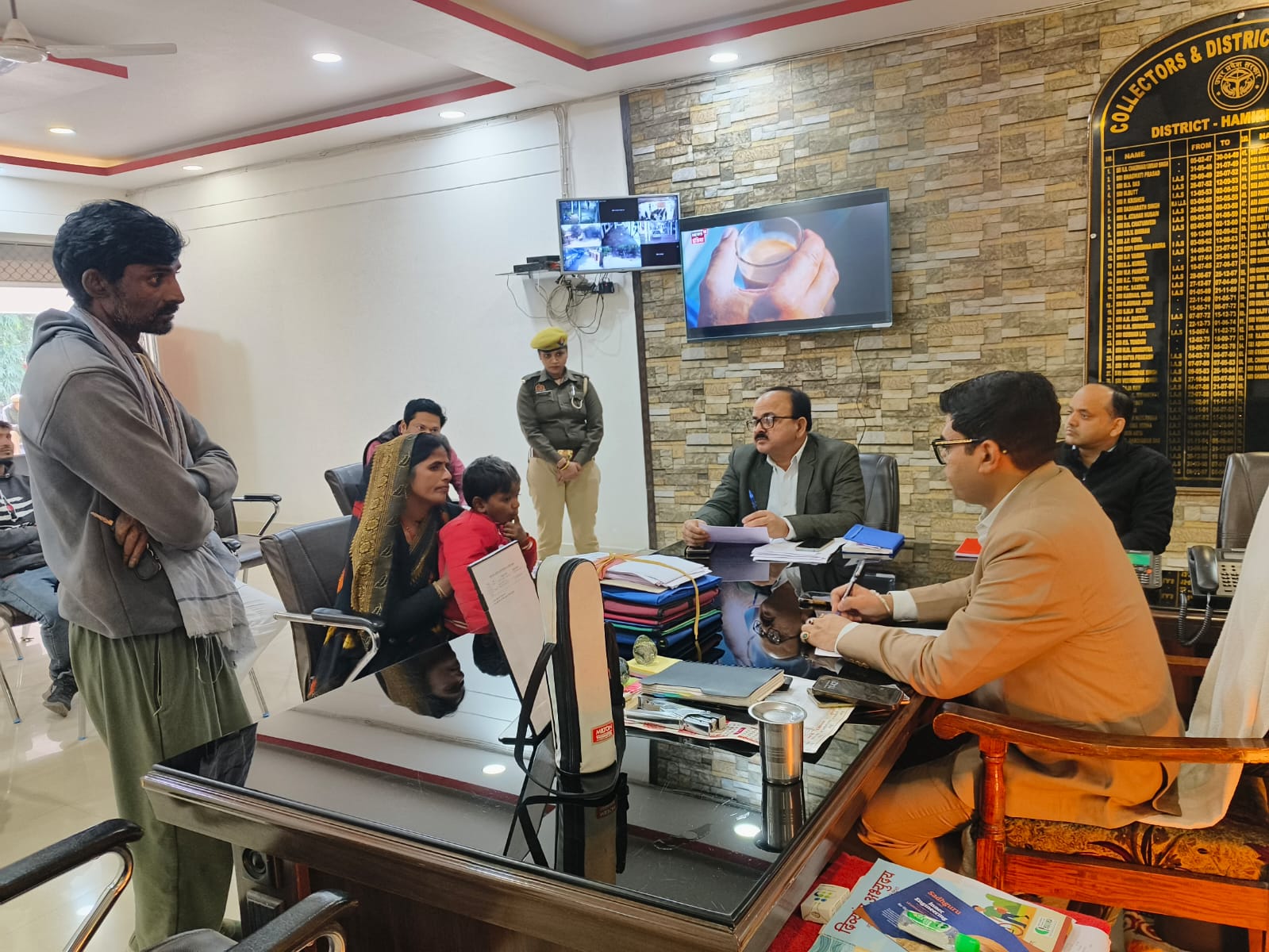 जिलाधिकारी ने जनसुनवाई में 90 शिकायतें सुनी, त्वरित निस्तारण के दिए निर्देश