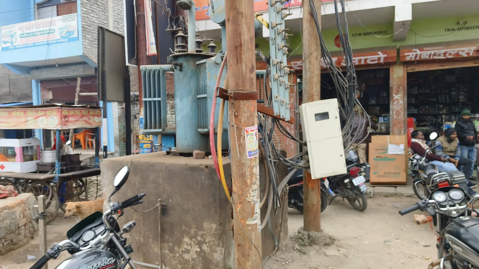 शहर के ज्वालागंज तिराहे पर हादसे को दावत दे रहा, खुले में रक्खा ट्रांसफार्मर व कट आउट बॉक्स
