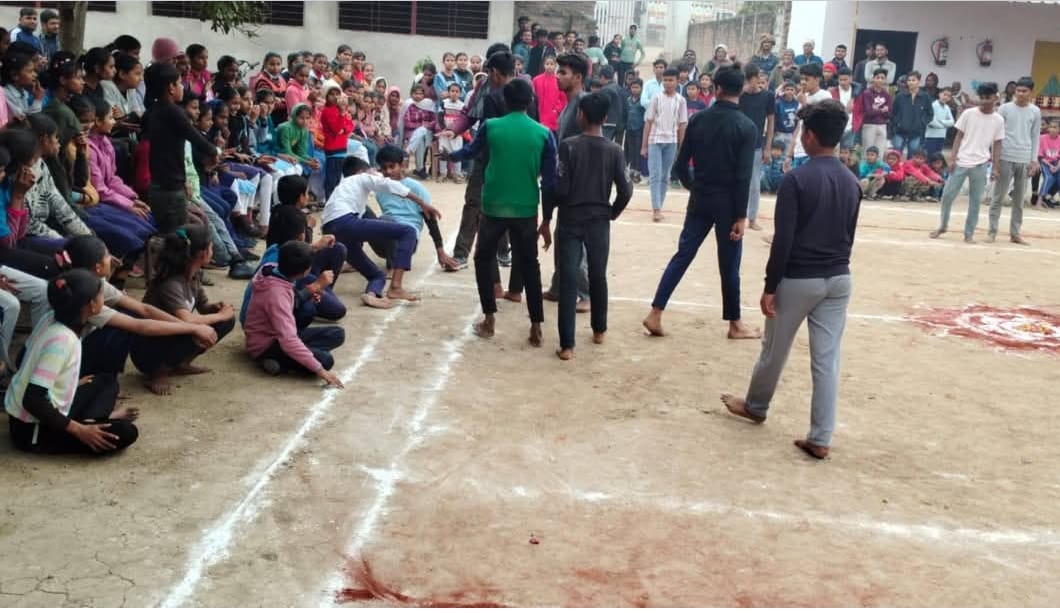श्री दीनदयाल पाल इंटर कॉलेज में खेलकूद प्रतियोगिता आयोजित, विजेता छात्र-छात्राएं सम्मानित