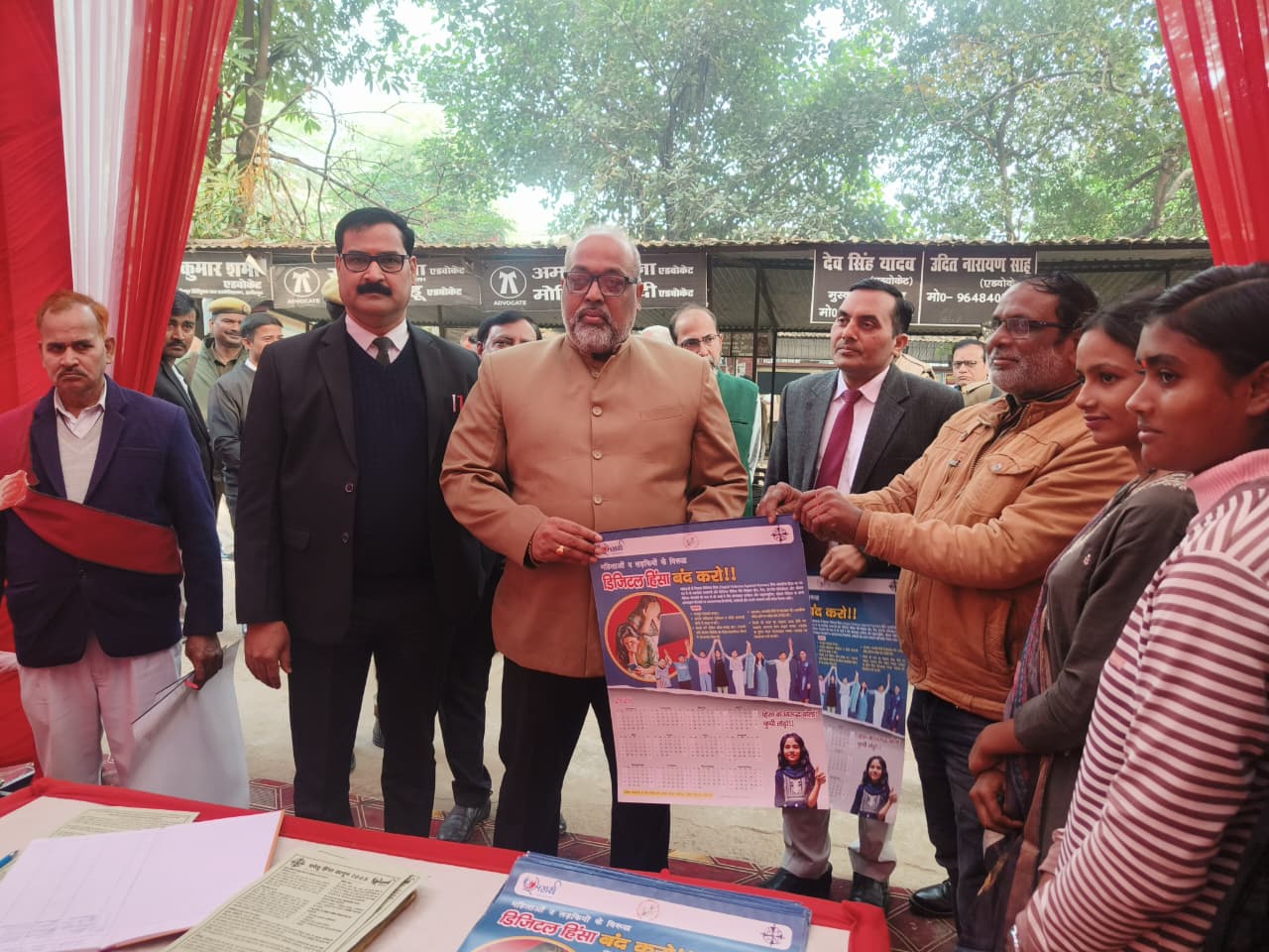 राष्ट्रीय लोक अदालत का शुभारम्भ दीप प्रज्जवलन एवं सरस्वती के चित्र पर माल्यार्पण करते हुये किया