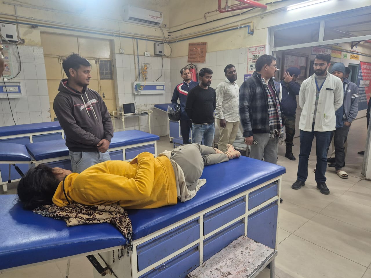 देर रात जिलाधिकारी ने जिला चिकित्सालय के इमरजेंसी वार्ड का किया औचक निरीक्षण