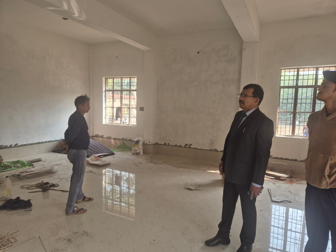 जिलाधिकारी ने कलेक्ट्रेट स्थित पेंशनर भवन के निर्माण कार्य का किया निरीक्षण