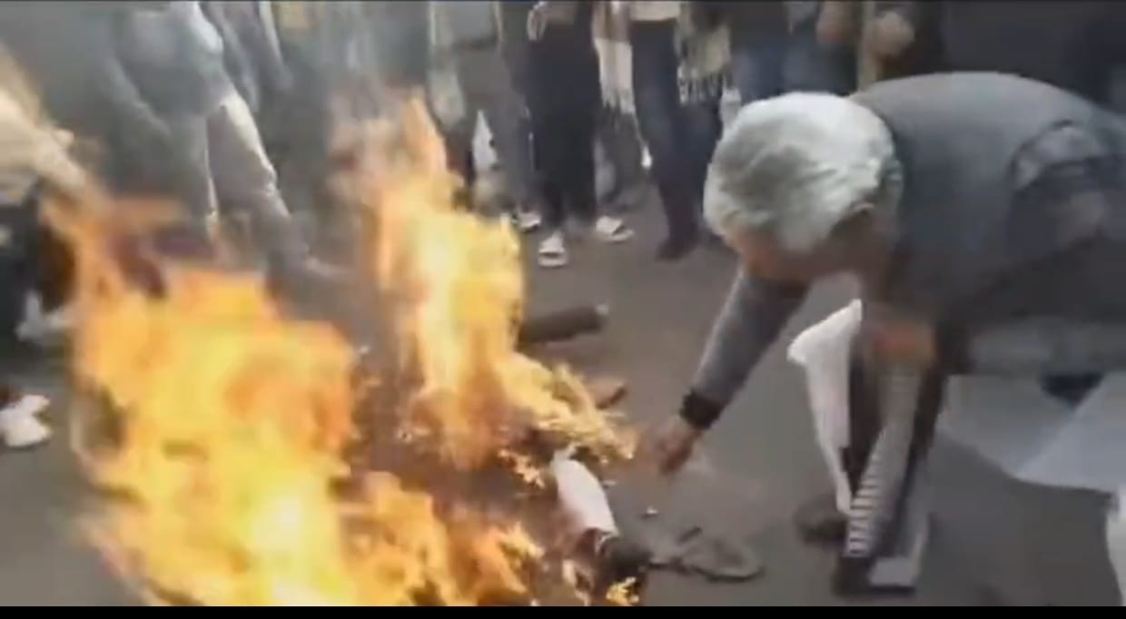  हमीरपुर में VHP का प्रदर्शन, बांग्लादेश PM का पुतला दहन हमीरपुर।