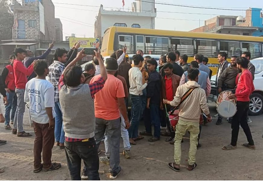 कन्हैया गेस्ट हाउस में ढोल-नगाड़ों के साथ हुआ अभिनंदन, कार्यकर्ताओं में दिखा उत्साह