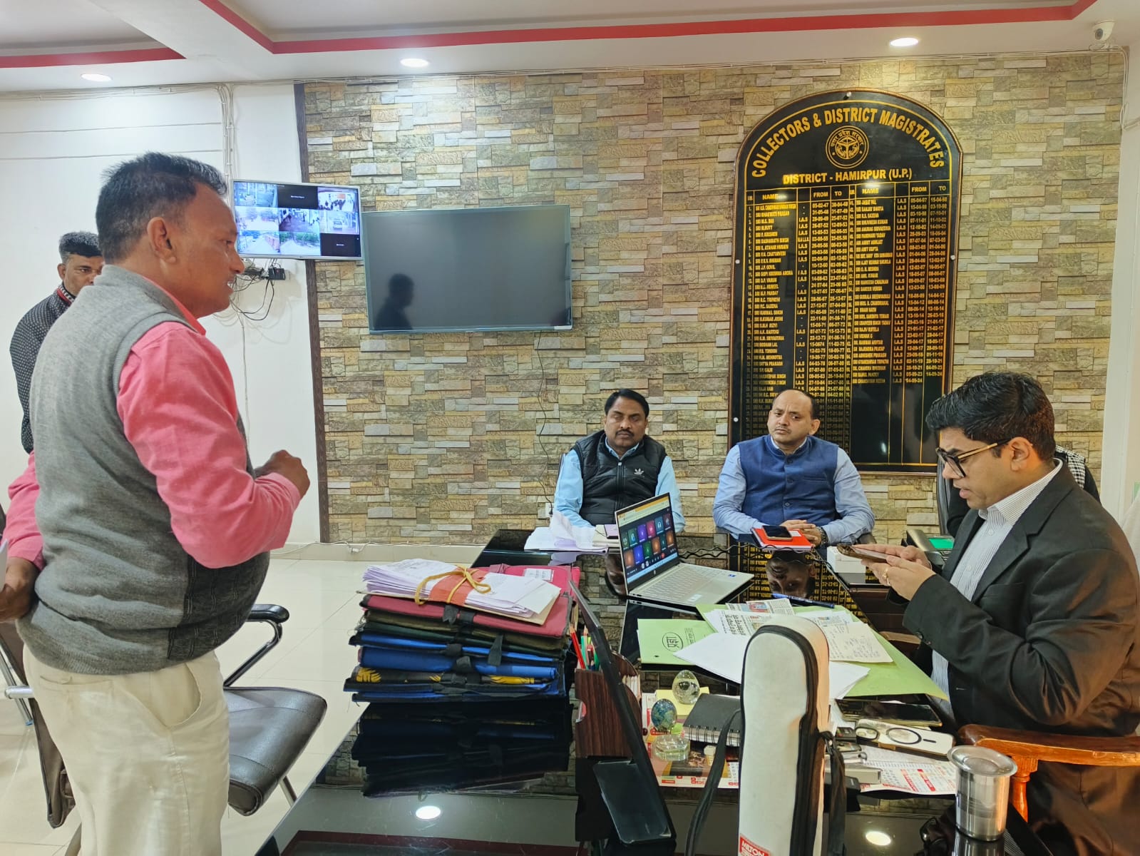 कलेक्ट्रेट में जनसुनवाई आयोजित, जिलाधिकारी ने 90 शिकायतों का किया निस्तारण