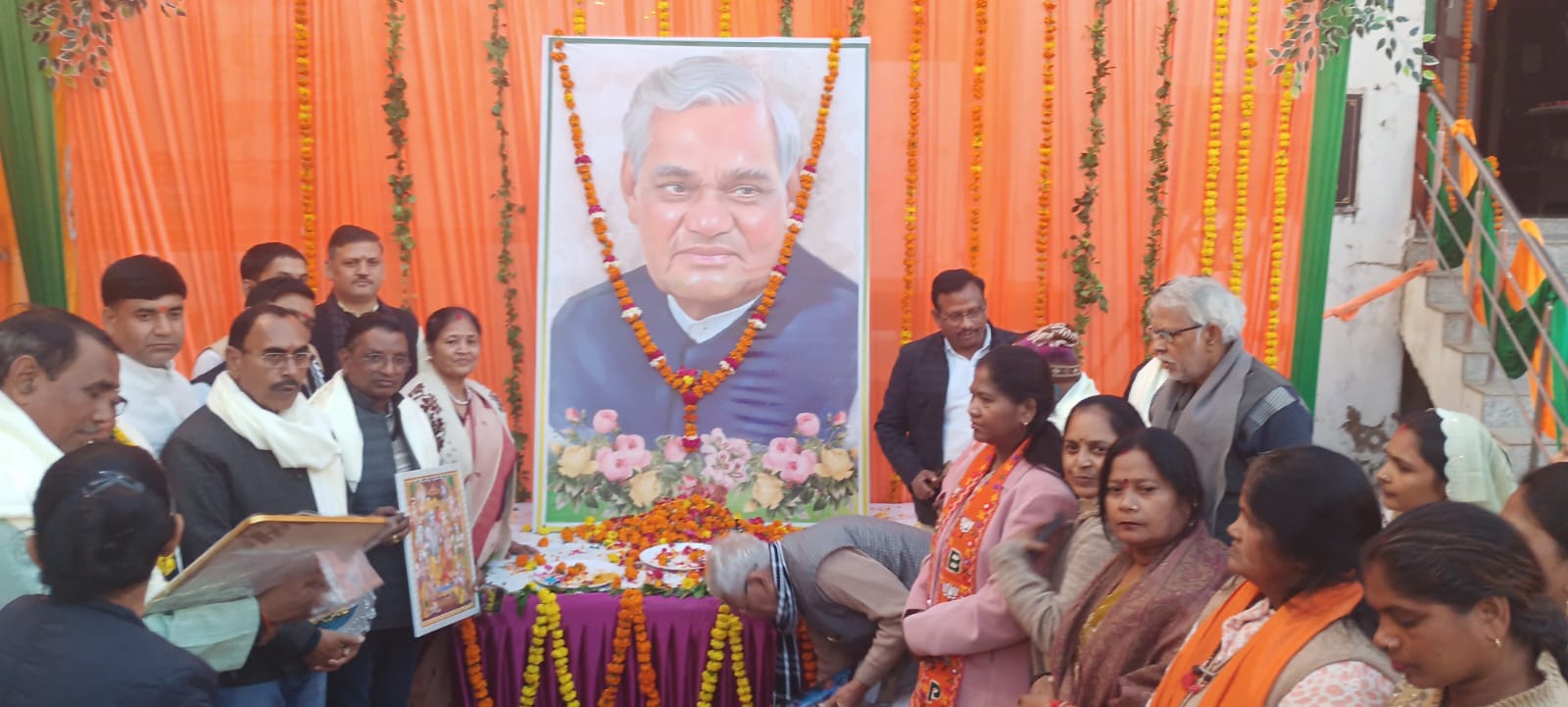 हमीरपुर कार्यालय में अटल बिहारी वाजपेयी जी की जन्म जयंती पर भव्य कवि सम्मेलन