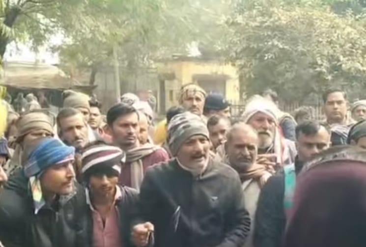 कुरारा ज्वार क्रय केंद्र पर भ्रष्टाचार का आरोप, किसानों का फूटा गुस्सा