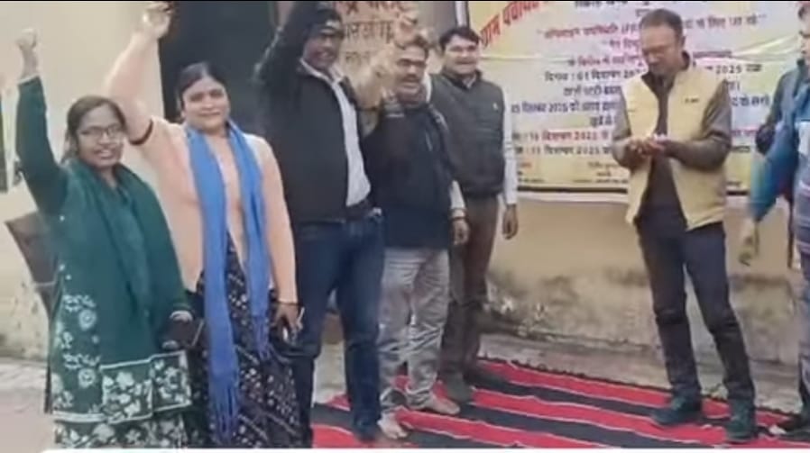 डीएससी डोंगल सौंपकर किया कार्य बहिष्कार, आंदोलन जारी रखने की चेतावनी