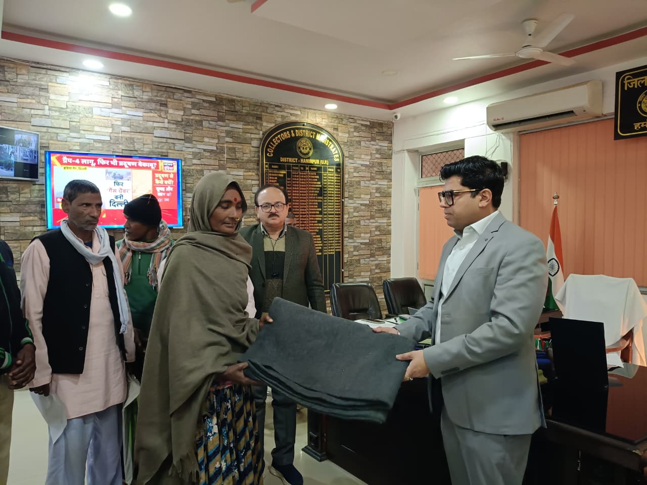 जनसुनवाई में डीएम ने सुनीं 95 शिकायतें, जरूरतमंदों को बांटे कंबल