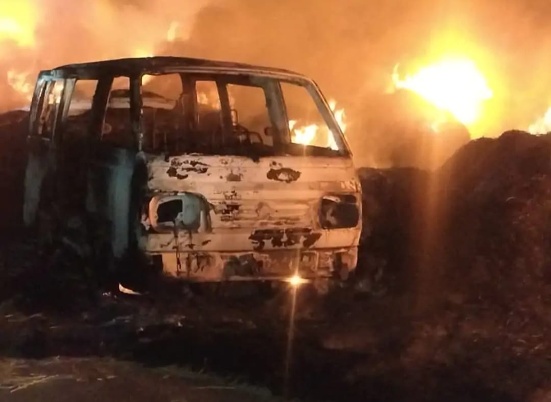 कुरारा के कुतुबपुर गांव में गौशाला के पास खड़ी वैन में अचानक लगी आग