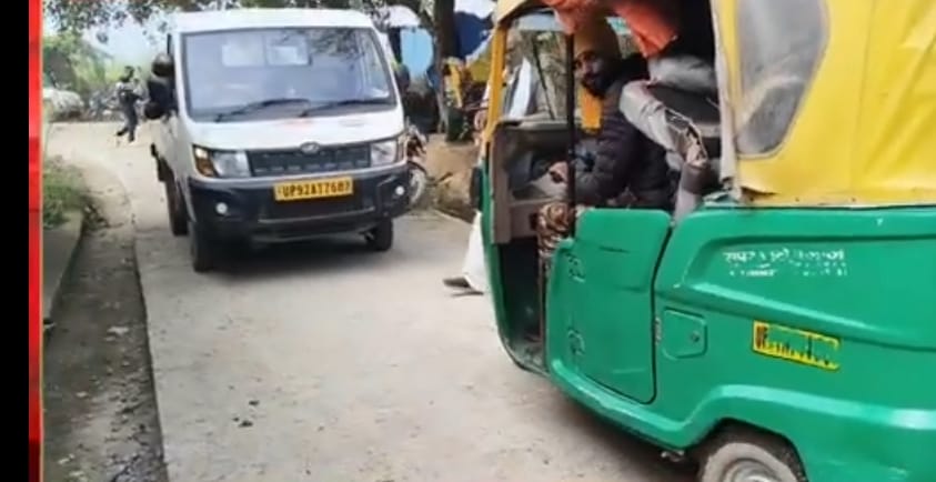 पीडब्ल्यूडी की लापरवाही से देवकली में लोगों की मुश्किलें बढ़ीं