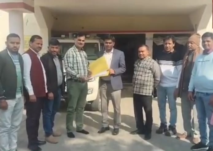 विकासखंड जालौन में सचिवों का आंदोलन तेज, अधिकारियों को सौंपा ज्ञापन