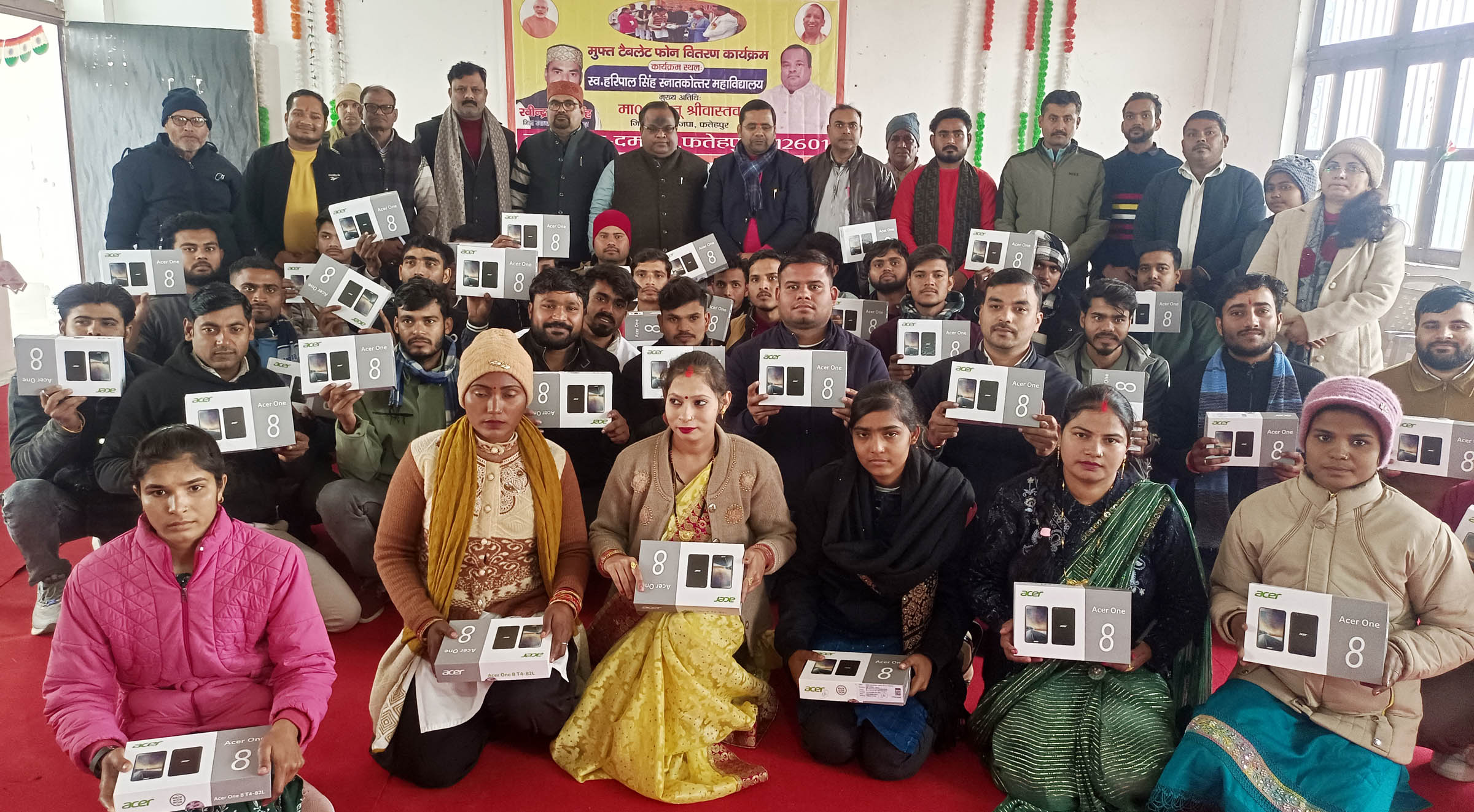 भाजपा जिलाध्यक्ष ने छात्रों को वितरित किए निःशुल्क टैबलेट