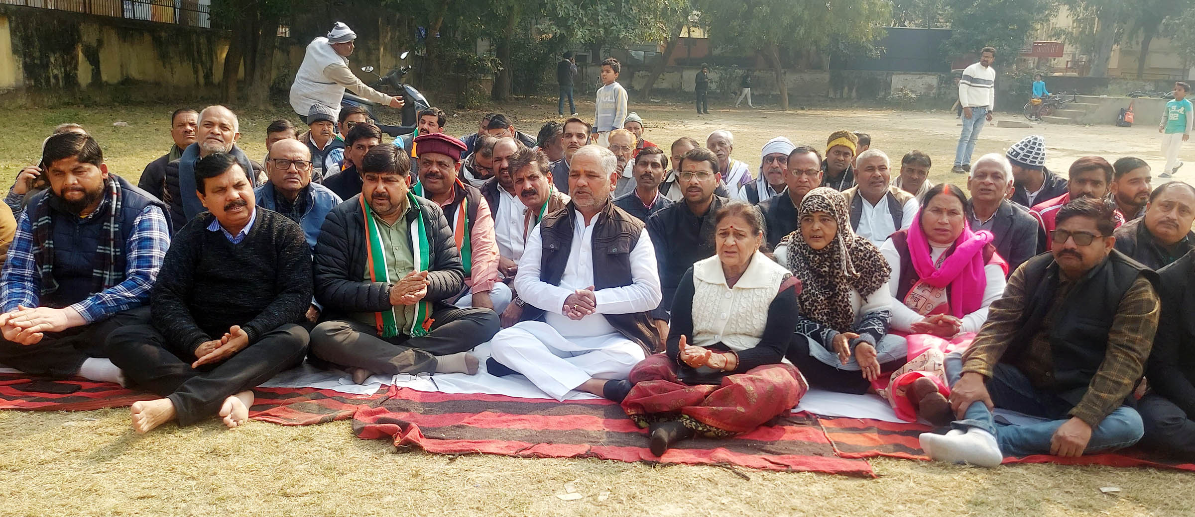 आहत कांग्रेस ने खोला मोर्चा, गांधी प्रतिमा के सामने रखा चार घंटे का उपवास