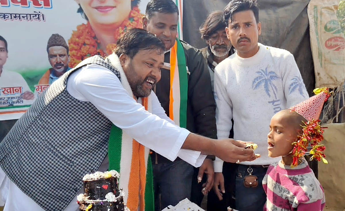 कांग्रेसियों ने बच्चों संग काटा केक, मलिन बस्ती में प्रियंका गांधी का मनाया जन्मदिन