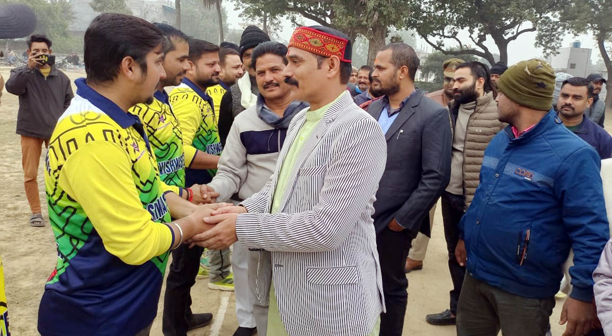 देवीगंज प्रीमियर लीग का सभासद ने किया उद्घाटन