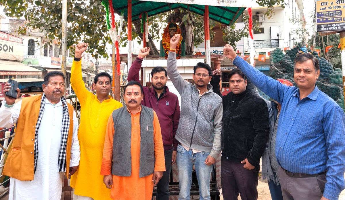 शुभाष चौक की सफाई कर नेताजी की प्रतिमा पर किया माल्यार्पण