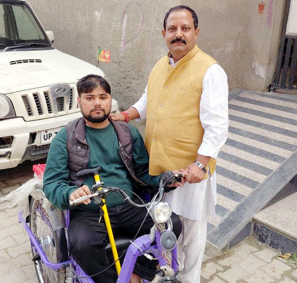 प्रदेश के स्थापना दिवस पर दिव्यांग को दी ट्राई साइकिल