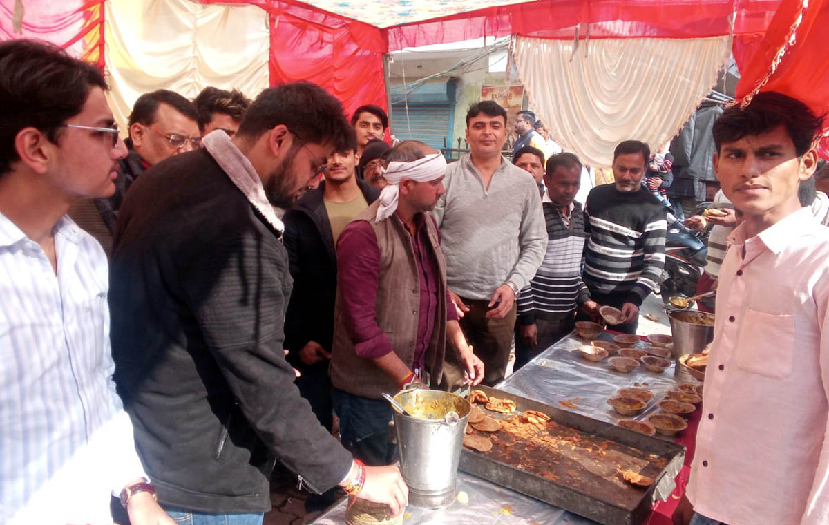 पुण्यतिथि पर विशाल भंडारे का हुआ आयोजन, प्रसाद ग्रहण करते लोग