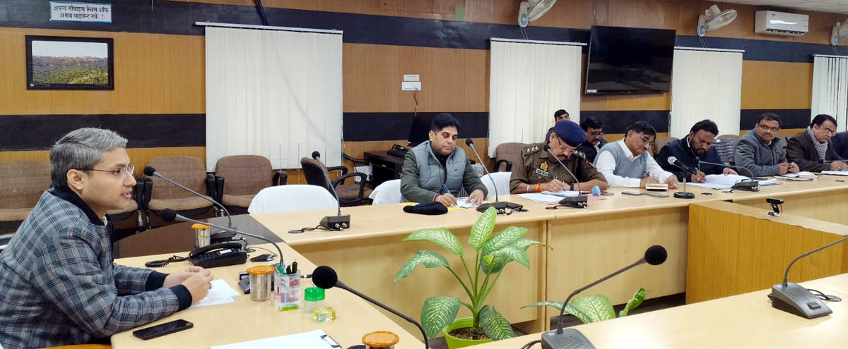 हाईवे किनारे वाहनों की अवैध रूप से पार्किंग न होने पाए, कराएं प्रचार-प्रसार: डीएम