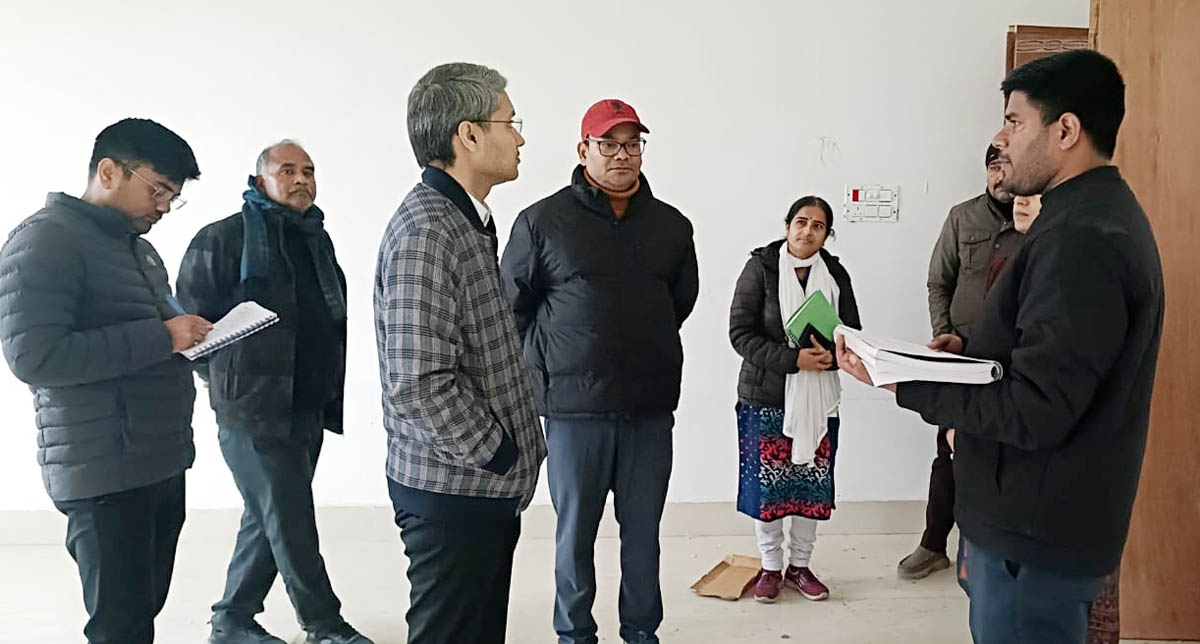 दो एकेडमिक ब्लाक व हॉस्टल बिल्डिंग का जायजा लेकर दिए निर्देश
