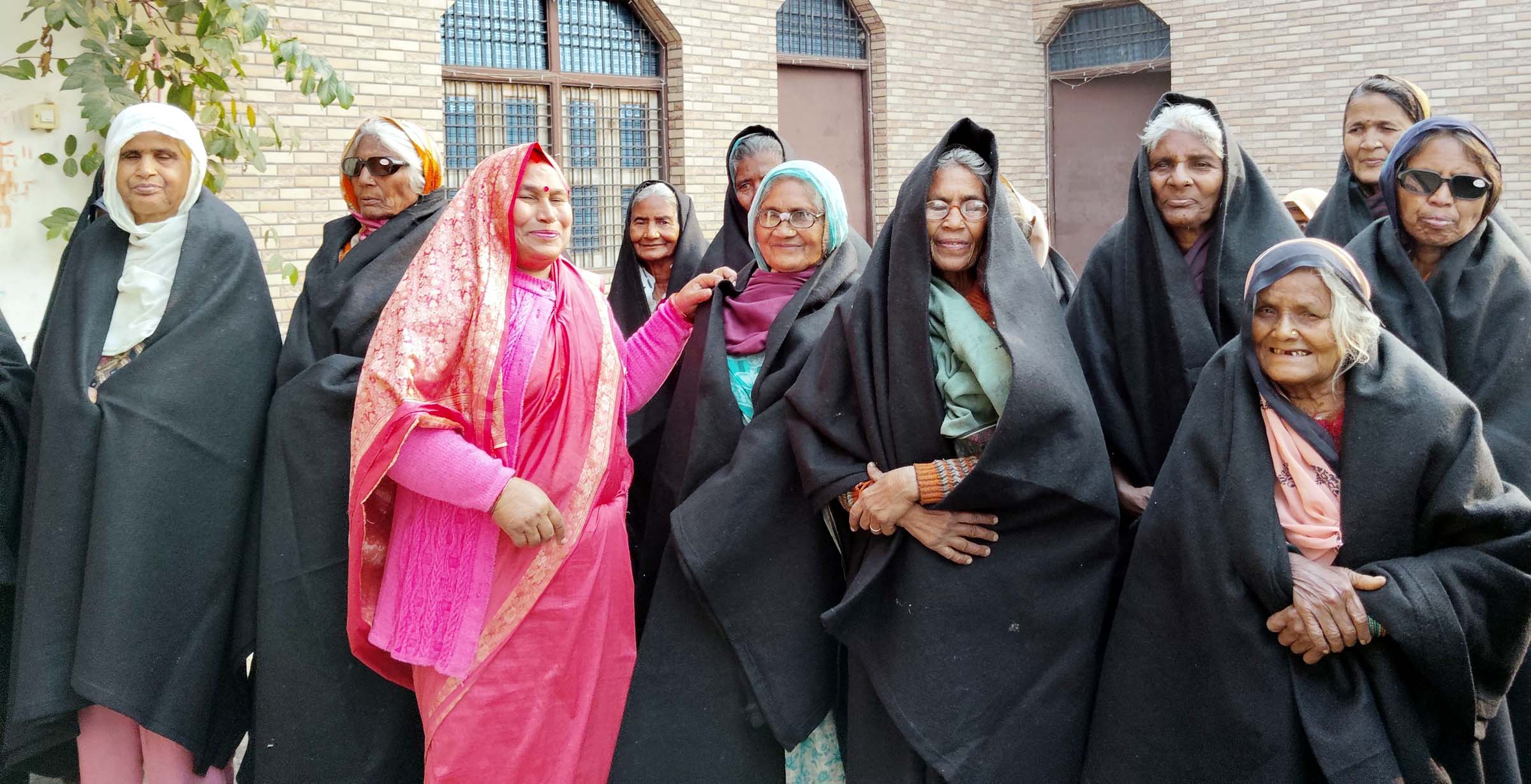 गुलाबी गैंग अध्यक्ष ने जरूरतमंदो को बांटे कंबल, सुखद भविष्य हेतु की कामना