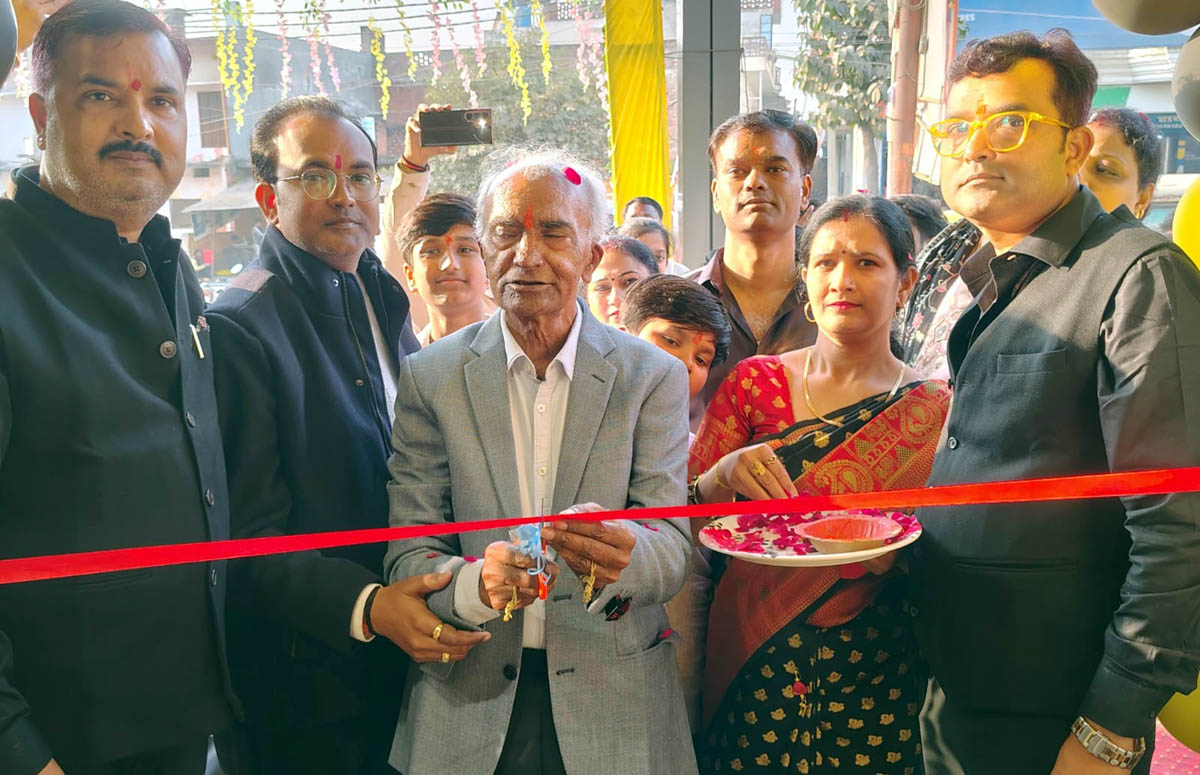 समाजसेवी ने जावा येझदी शोरूम का किया शुभारंभ