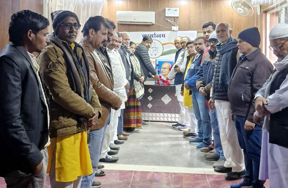 बापू की पुण्यतिथि पर कांग्रेसियों ने अर्पित की पुष्पांजलि