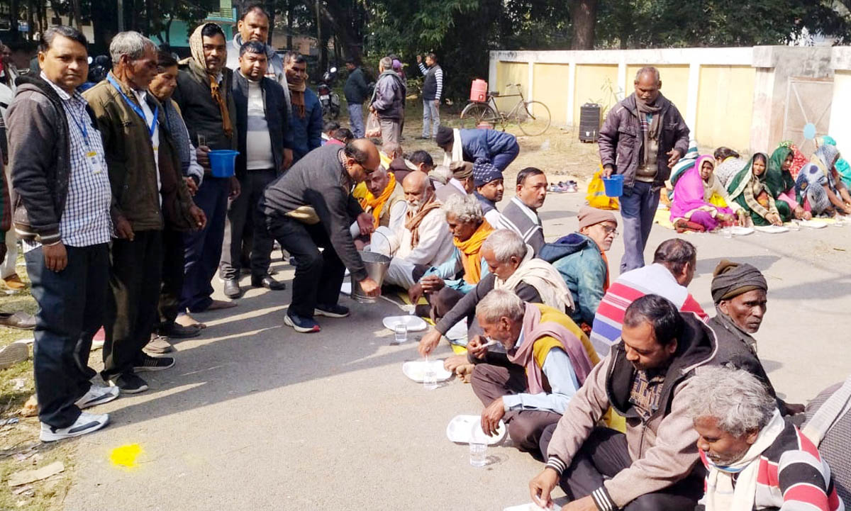 ठगी पीड़ितों ने धरनास्थल पर कराया खिचड़ी भोज, आंदोलन की बनाई रणनीति
