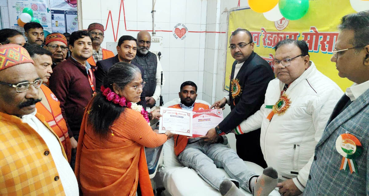 पूर्व केन्द्रीय राज्यमंत्री व सीएमओ ने रक्तदानियों को किया सम्मानित