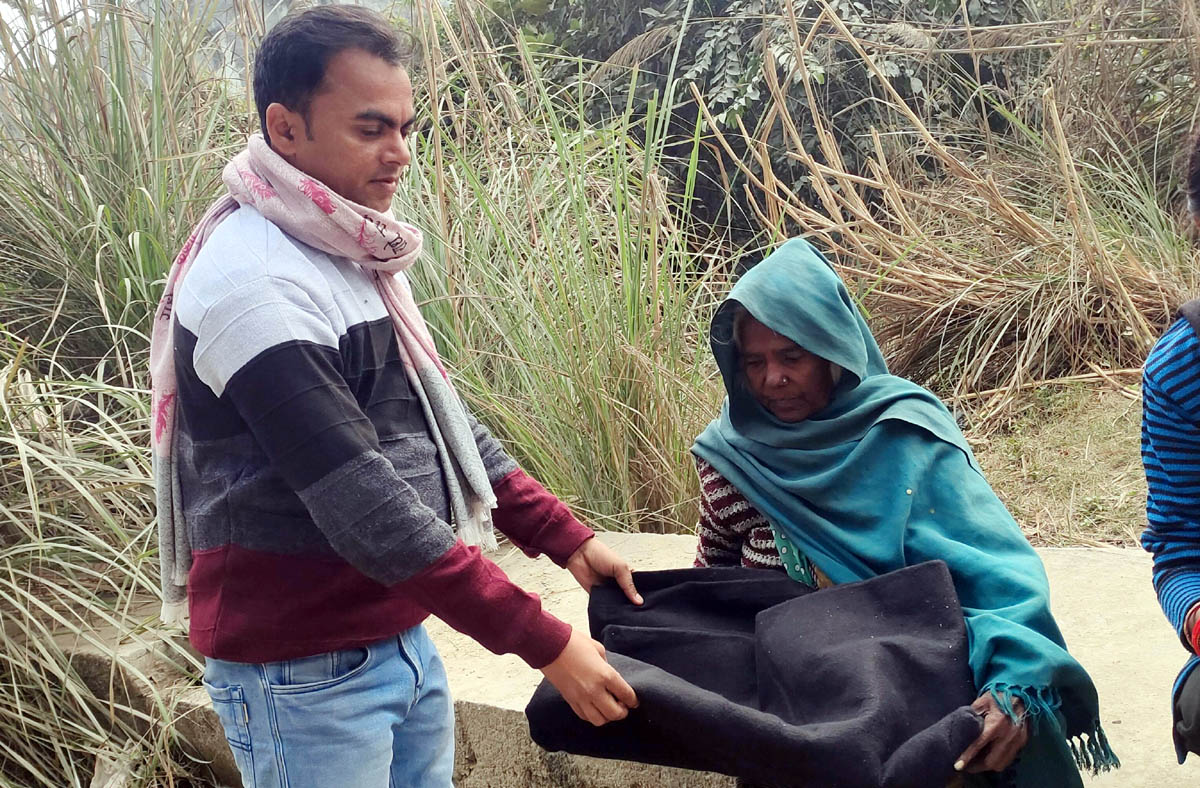 समिति ने पुनः जरूरतमंदों को दिए कंबल