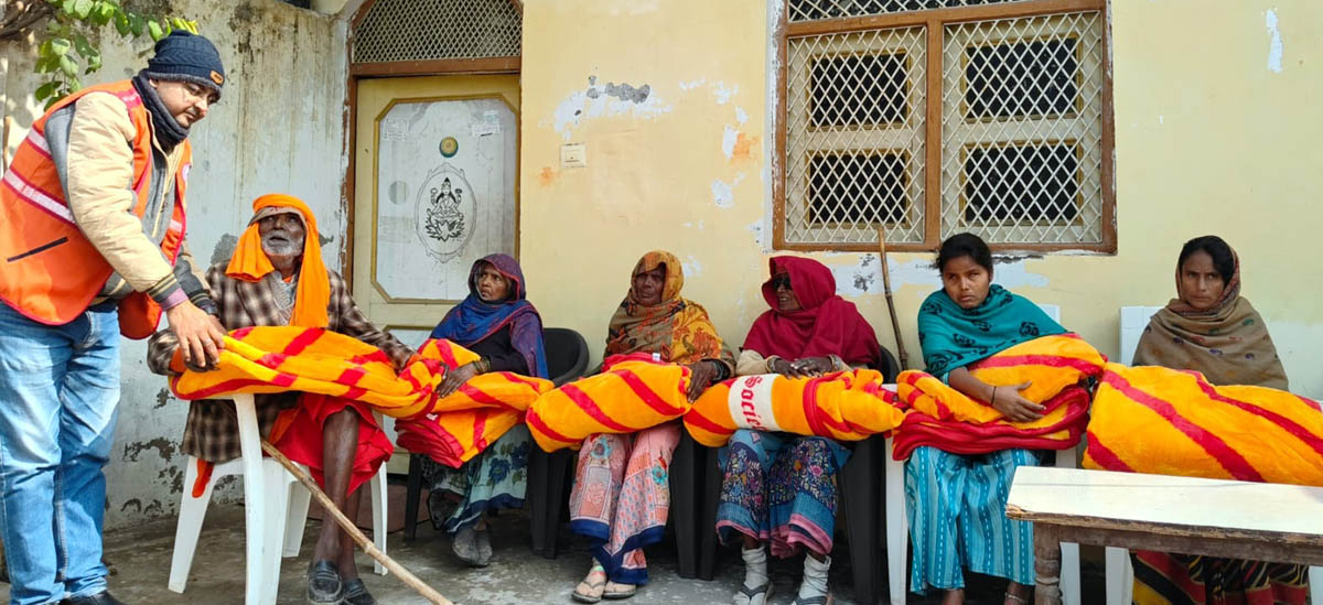 भीषण ठण्ड में कंबल पाकर जरूरतमंदों के खिले चेहरे