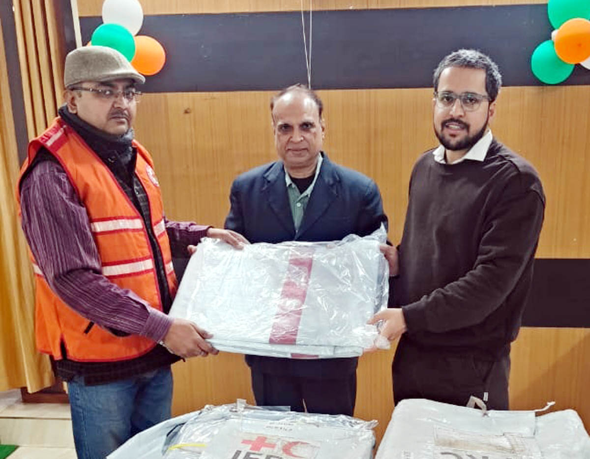 गौशालाओं के लिए सौंपे पचास तिरपाल, सीडीओ ने जताया आभार