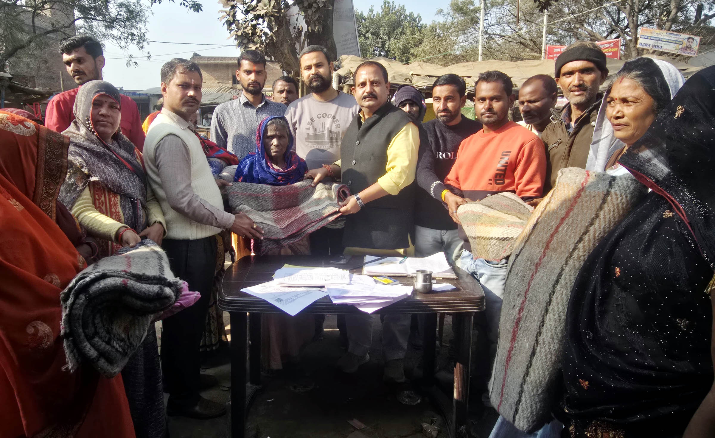 योजनाओं की जानकारी देकर जरूरतमंदों को बांटे कंबल