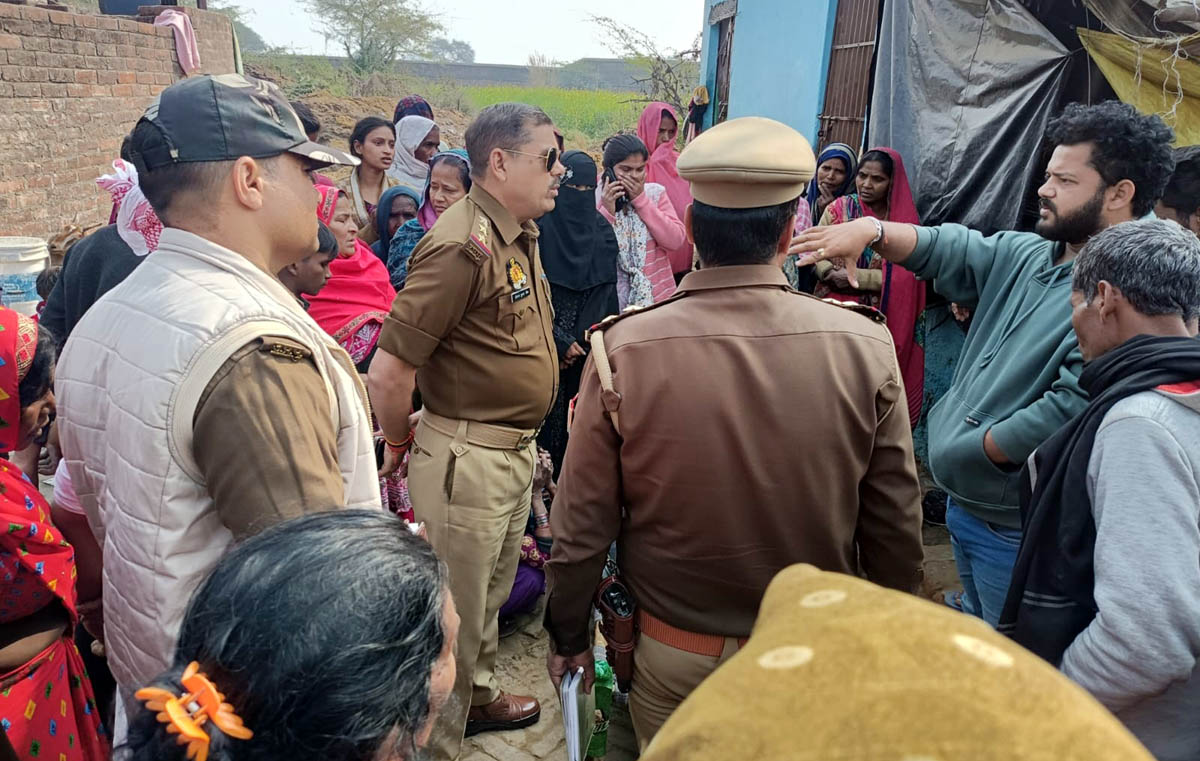 मिट्टी की खुदाई करते टीला ढहा, किशोरी की मौत, चार अस्पताल में भर्ती