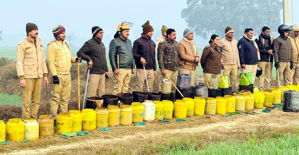 12 भट्ठियों समेत शराब बनाने के उपकरण बरामद,150 लीटर कच्ची शराब