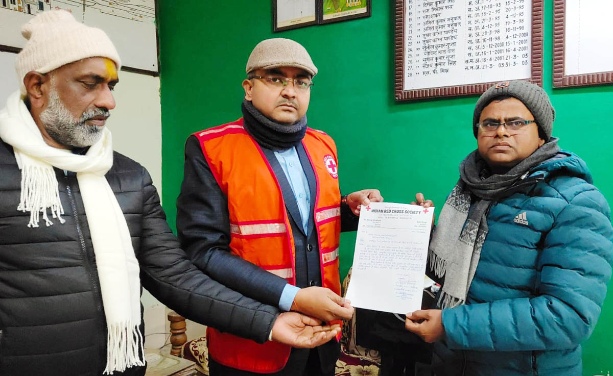 शादीपुर रेलवे क्रासिंग में रखे गाटर को ऊपर किए जाने की मांग