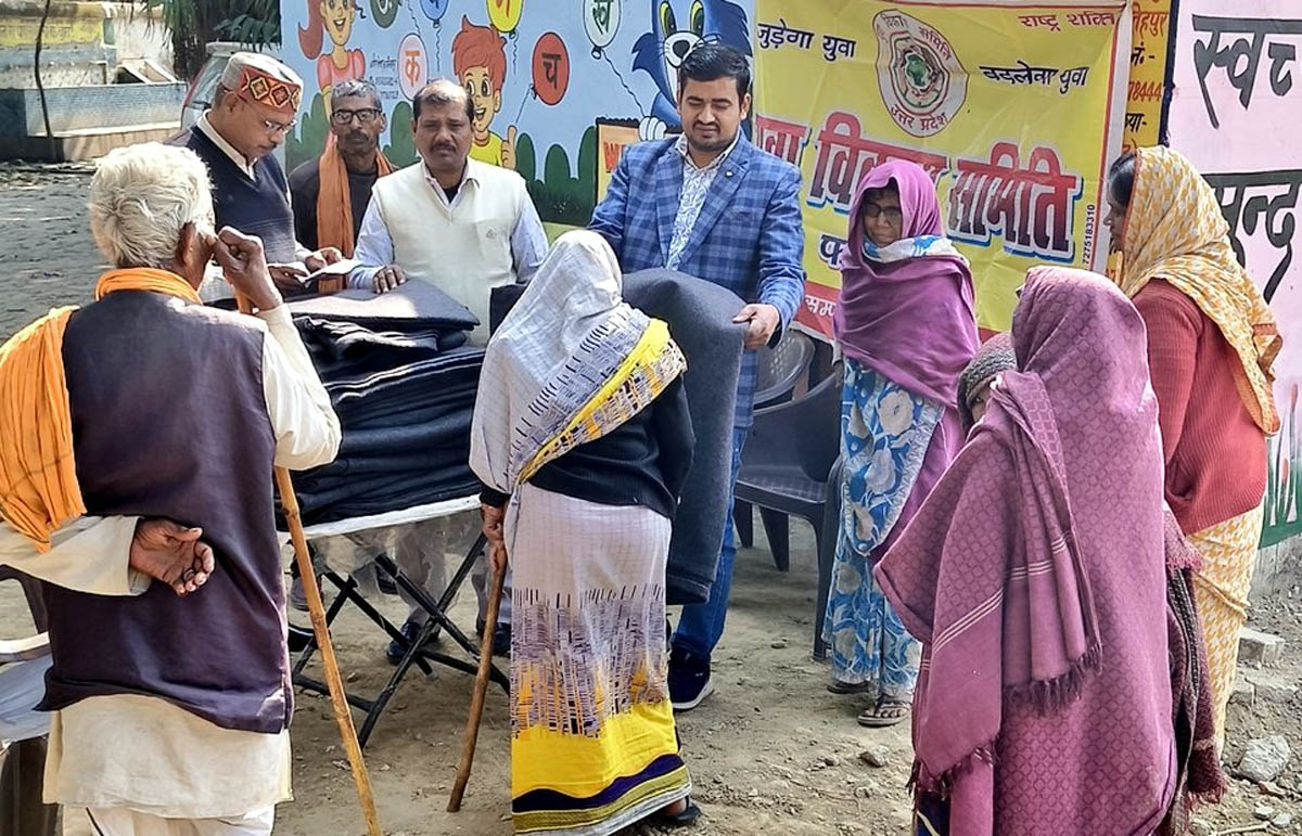 युवा विकास समिति ने मेवली में असहाय बुजुर्गों को बांटे कंबल
