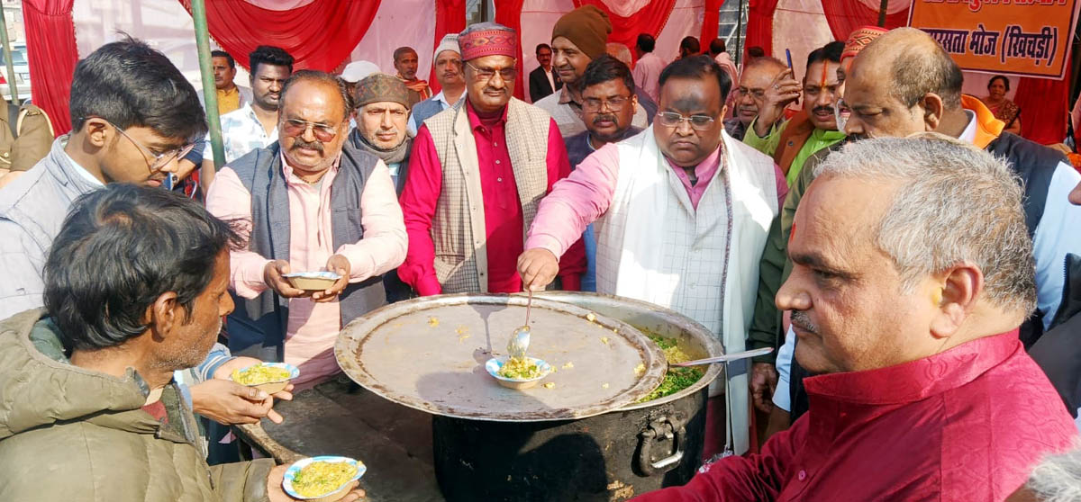  आचार्यकुलम ने कराया समरसता खिचड़ी भोज